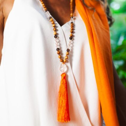 Japamala Durga com Madeira, Jade Laranja, Cristais e Franja Laranja